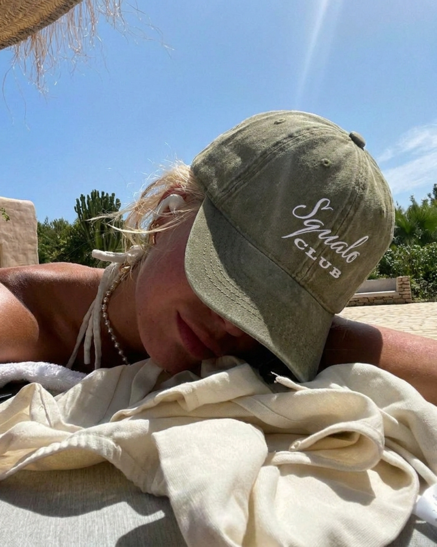 Mujer tomando el sol con la gorra verde oliva Squalo Club de acabado vintage